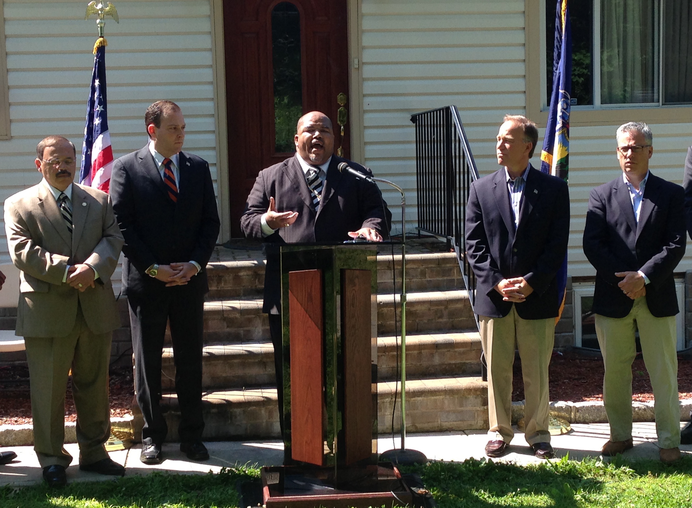 Senator Lee Zeldin Holds Community Prayer & Peace Rally to Raise ...