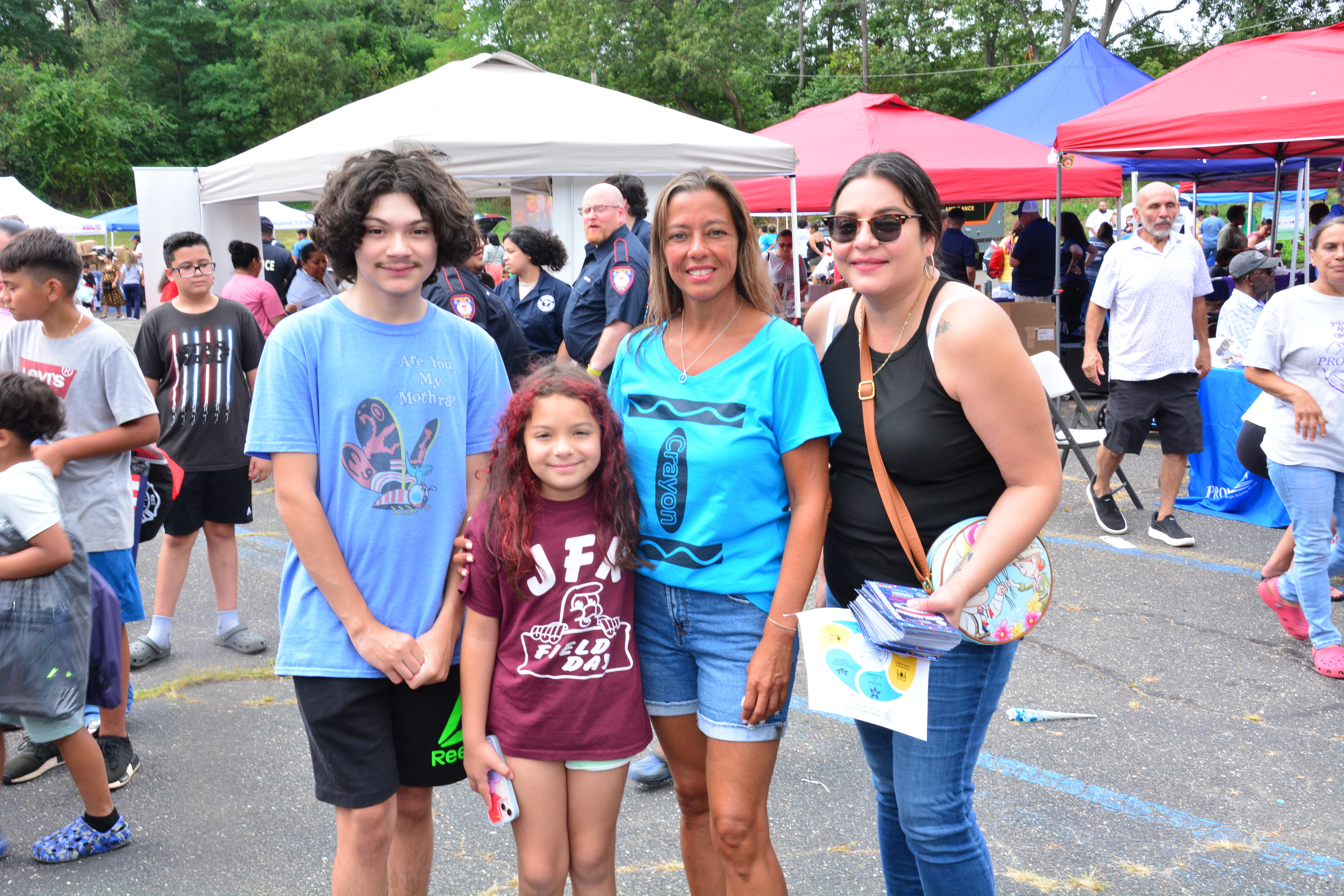 Sen. Martinez and attendees of a back-to-school supply distribution event pose for a photo.