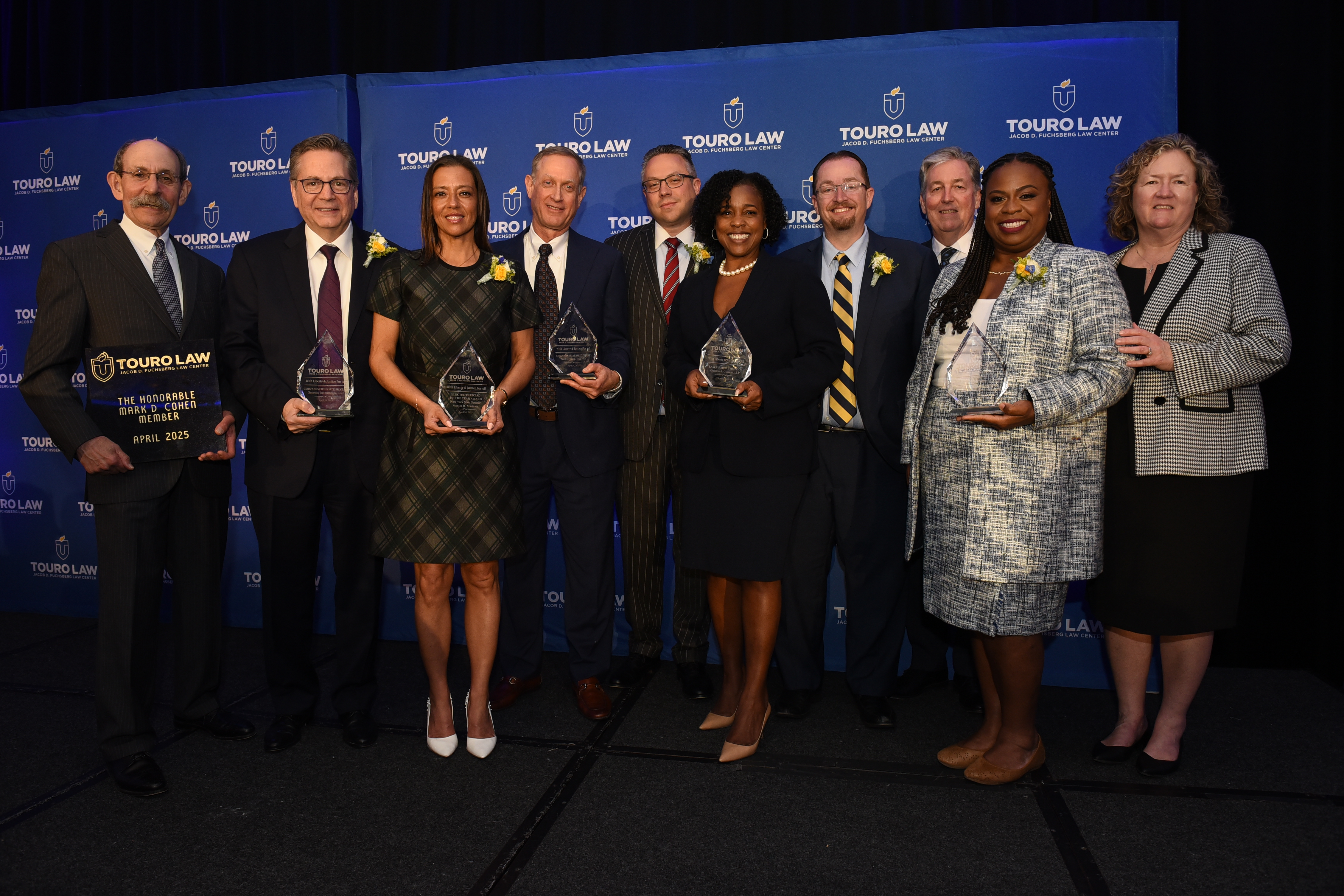 Senadora estatal de Nueva York, Mónica R. Martínez posa junto a los otros homenajeados para la foto grupal de la Gala Anual de Touro Law Center: "Con Libertad y Justicia para Todos", el pasado 24 de abril de 2025