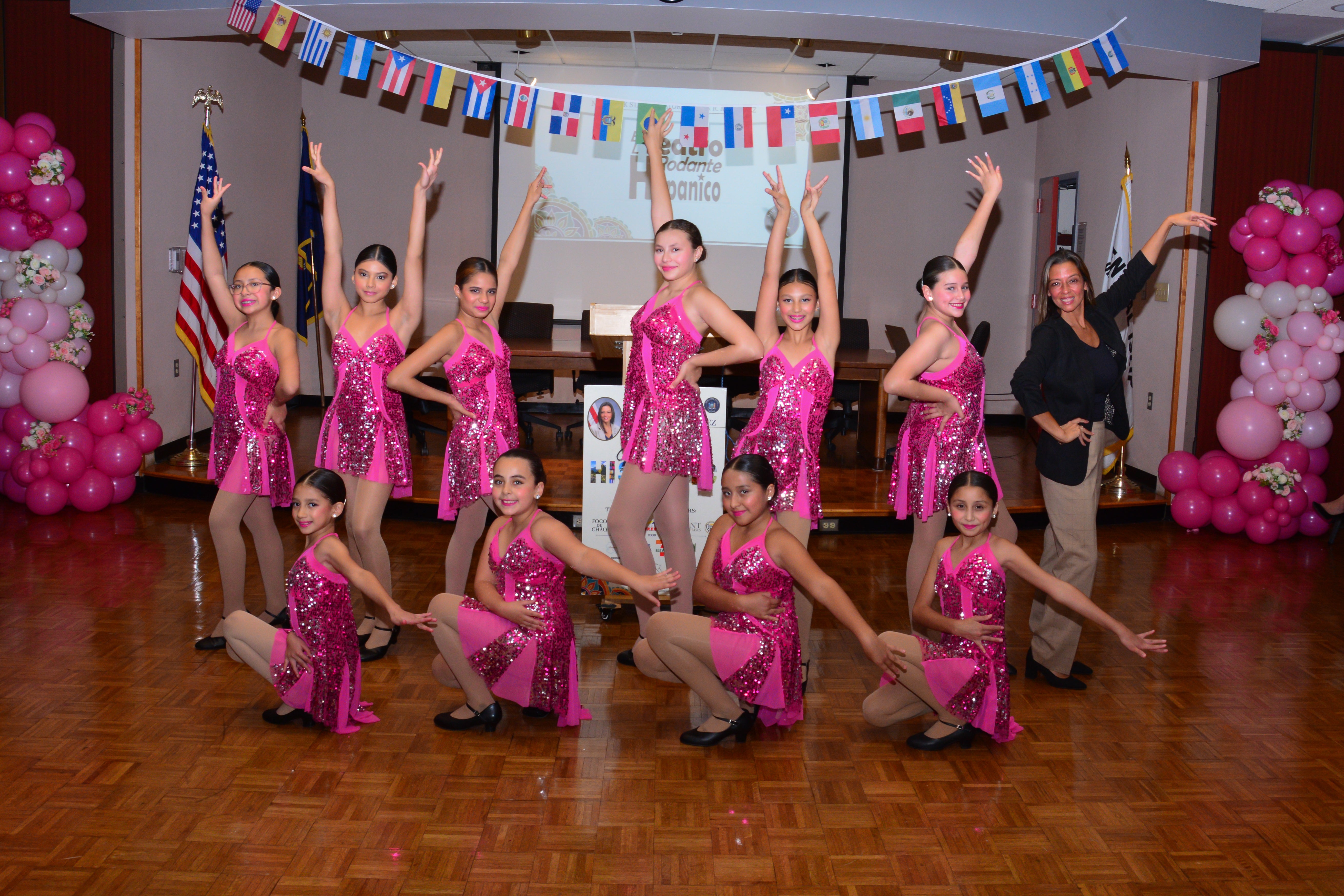 Pie de foto: Senadora Martínez y las bailarinas de El Teatro Rodante Hispánico posan para una fotografía durante la celebración del Mes de la Herencia Hispana del Cuarto Distrito Senatorial.