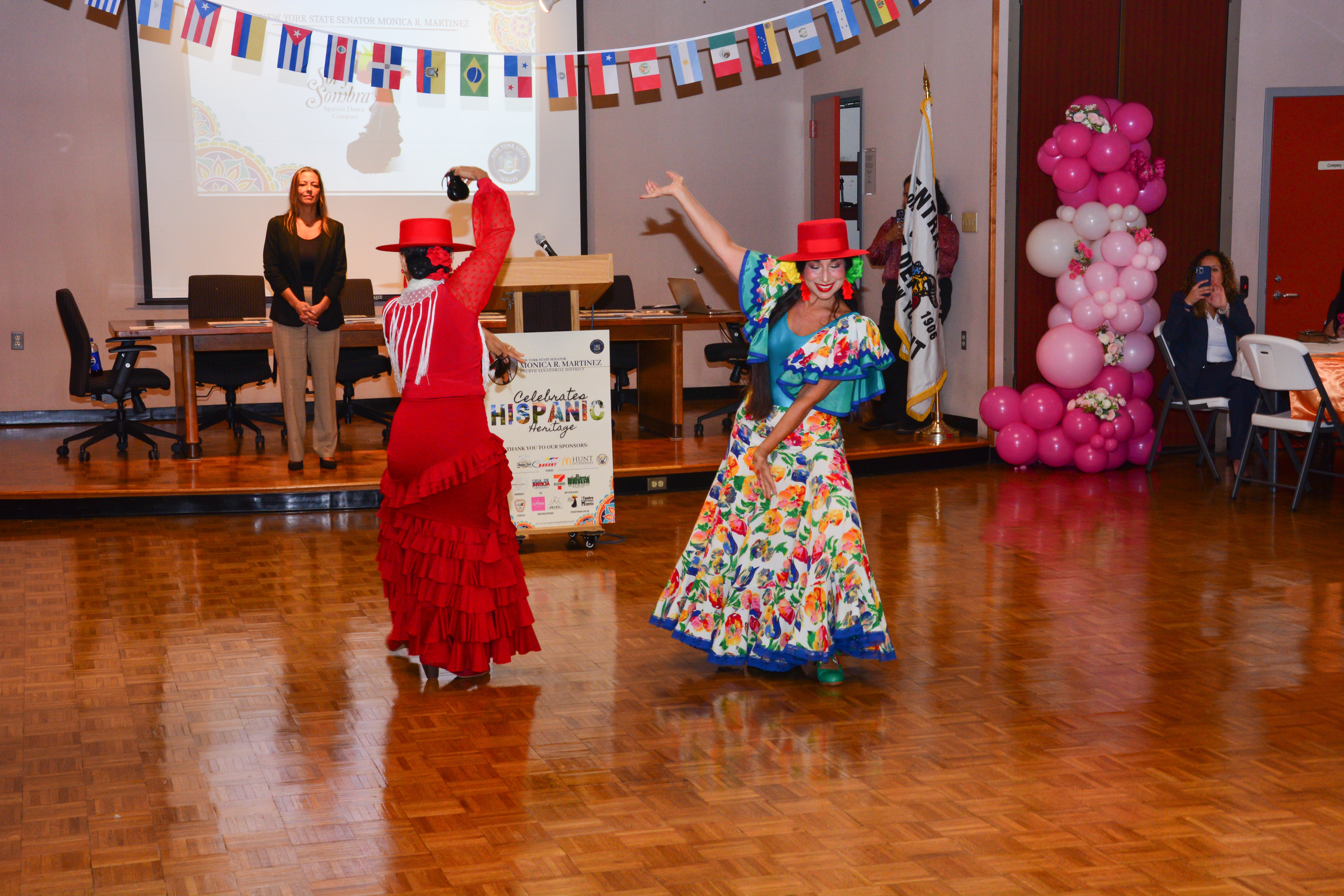 Pie de foto: Representantes de Sol & Sombra Spanish Dance Company interpretan “Arrímate” del cantante y compositor español, Romero San Juan durante la Celebración del Mes de la Herencia Hispana organizada por la Senadora Martínez el pasado 14 de octubre de 2025.