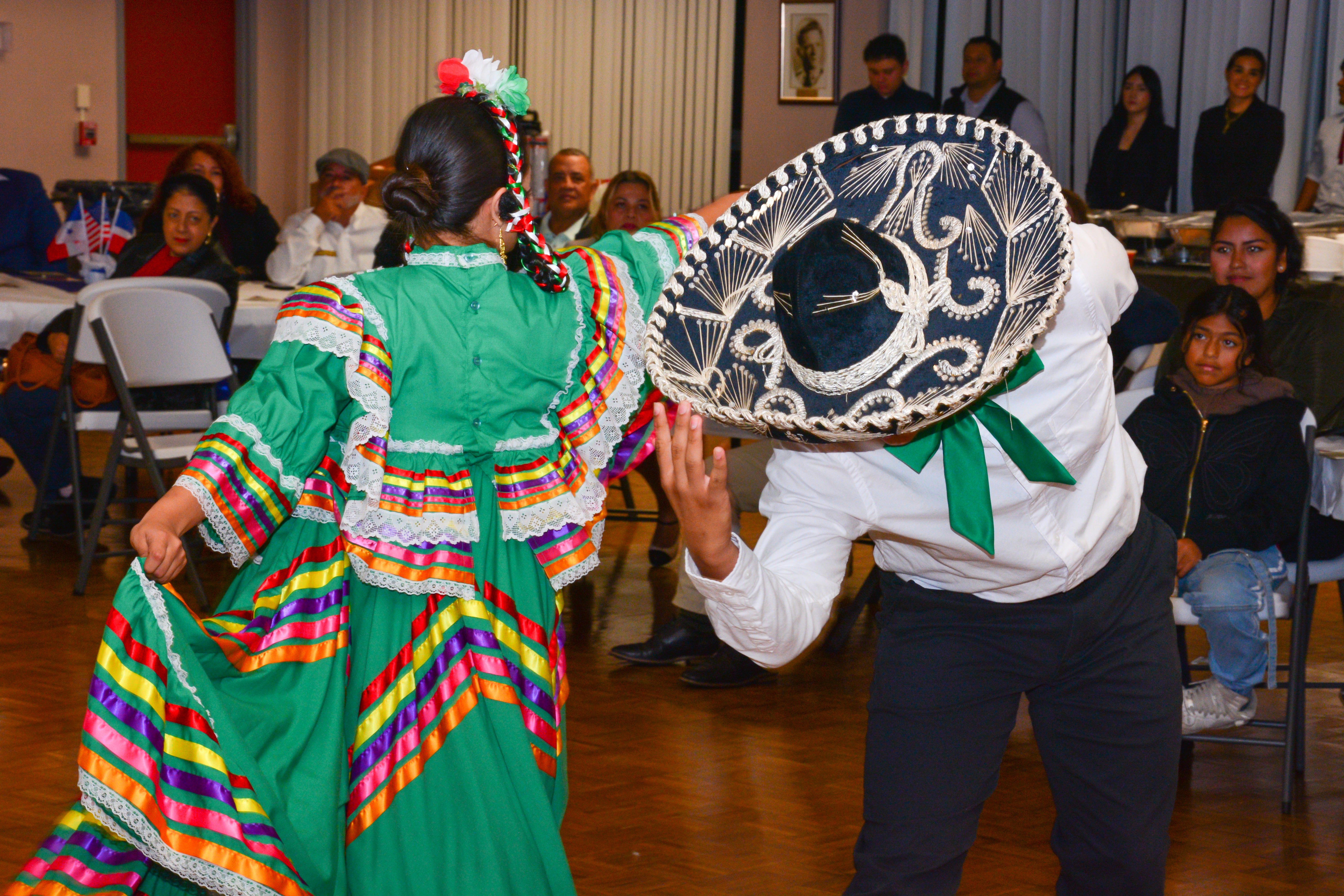 Pie de foto: Integrantes de El Teatro Rodante Hispanico interpretan “La Llorona”, una canción de Alanna Ubach y Antonio Sol durante la Celebración del Mes de la Herencia Hispana organizada por la Senadora Martínez el pasado 14 de octubre de 2025.