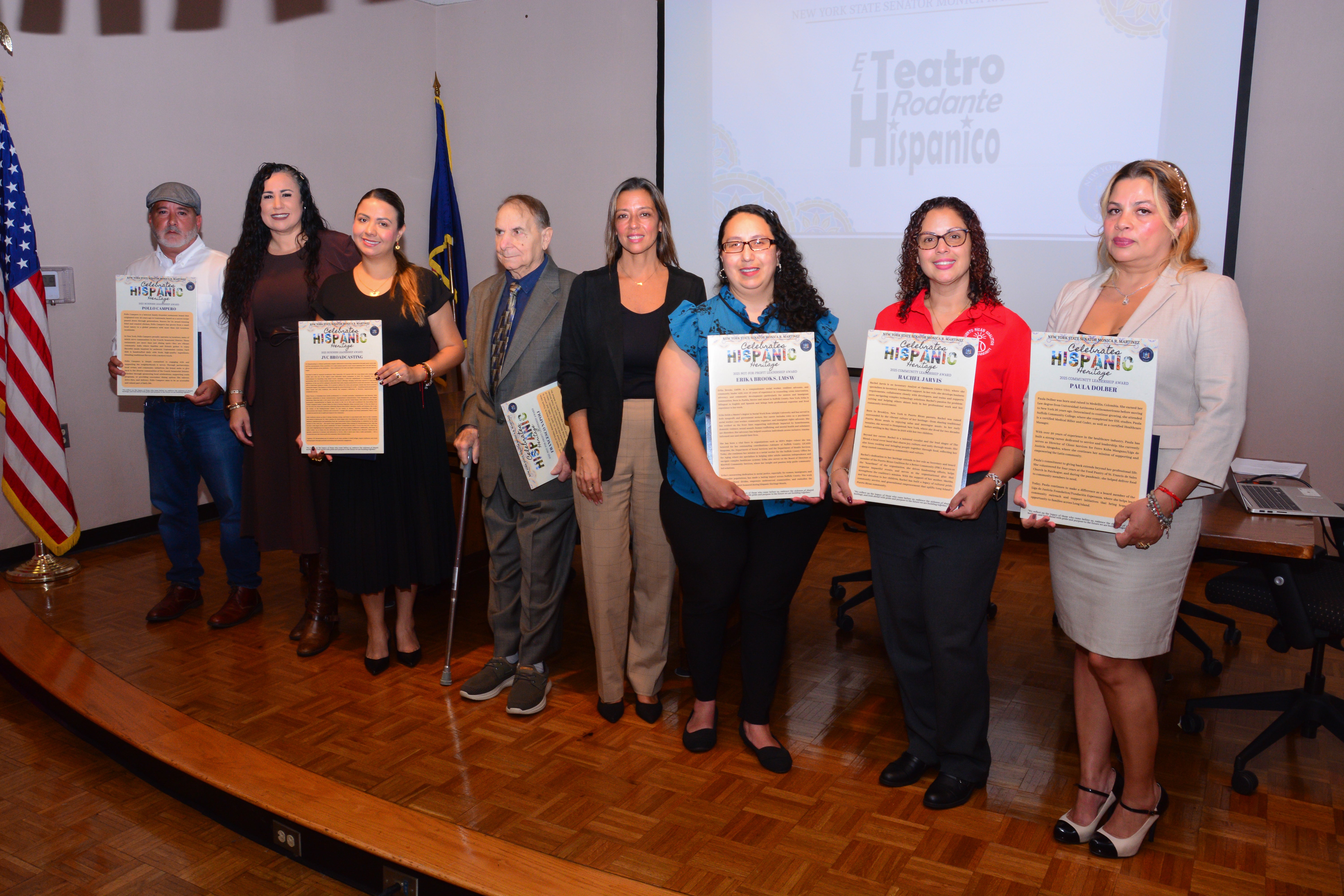 Pie de foto (izquierda a derecha): Simon Valenzuela, gerente de marketing de Pollo Campero Ana María Caraballo y  Diana Torres representando a JVC Broadcasting, Frank, Napoli, Senadora estatal, Mónica R. Martínez, Erika Brooks, Rachel Jarvis y Paula Dolber durante la celebración del Mes de la Herencia Hispana en el Cuarto Distrito Senatorial, el pasado Martes 14 de Octubre de 2025. Click aquí para obtener la imagen en alta resolución.