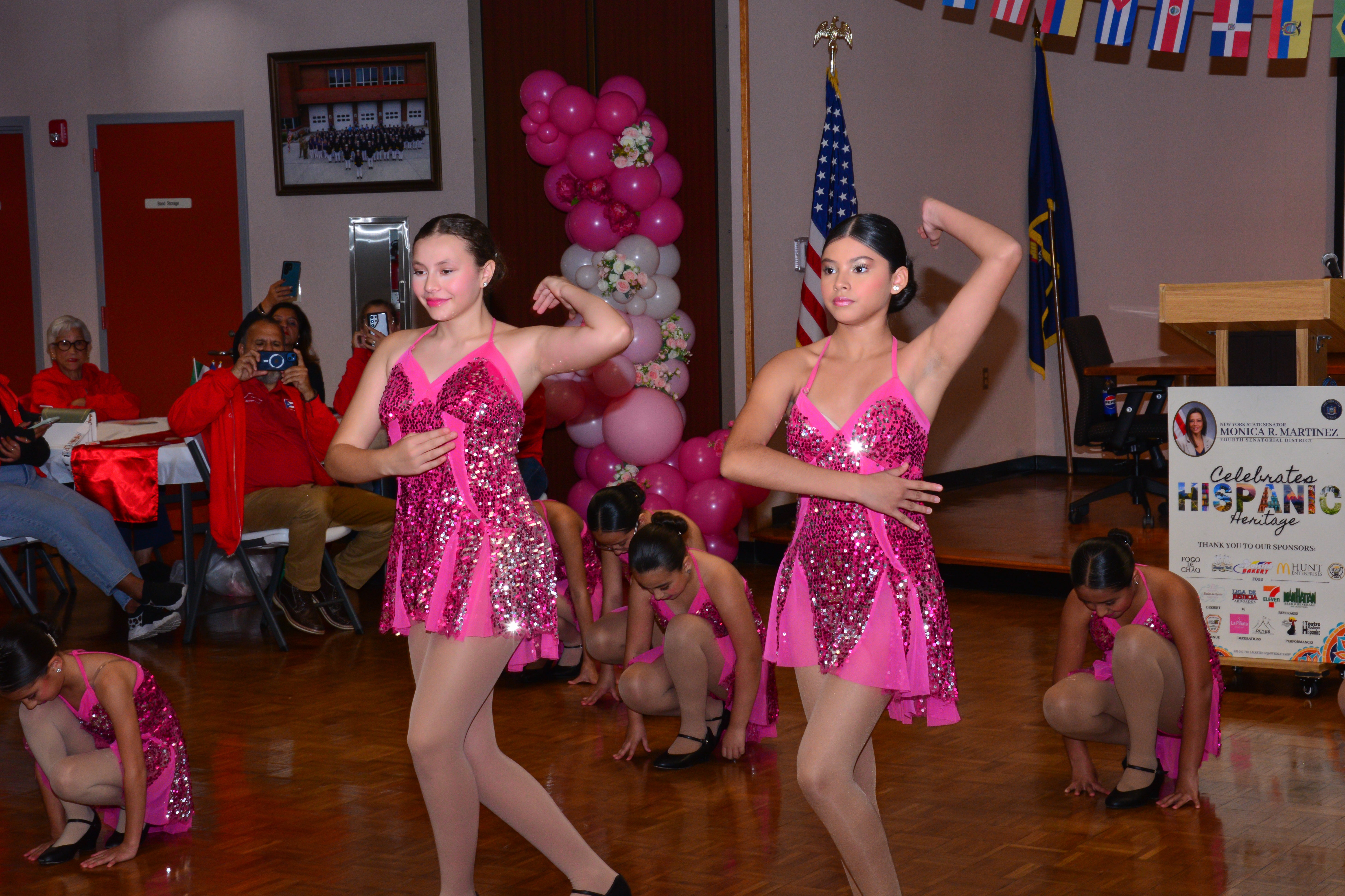 Pie de foto: Bailarinas de El Teatro Rodante Hispanico interpretan la canción “Ríe y Llora” de la cantante cubanoamericana, Celia Cruz, durante la celebración del Mes de la Herencia Hispana organizada por la Senadora Martínez el pasado 14 de octubre de 2025