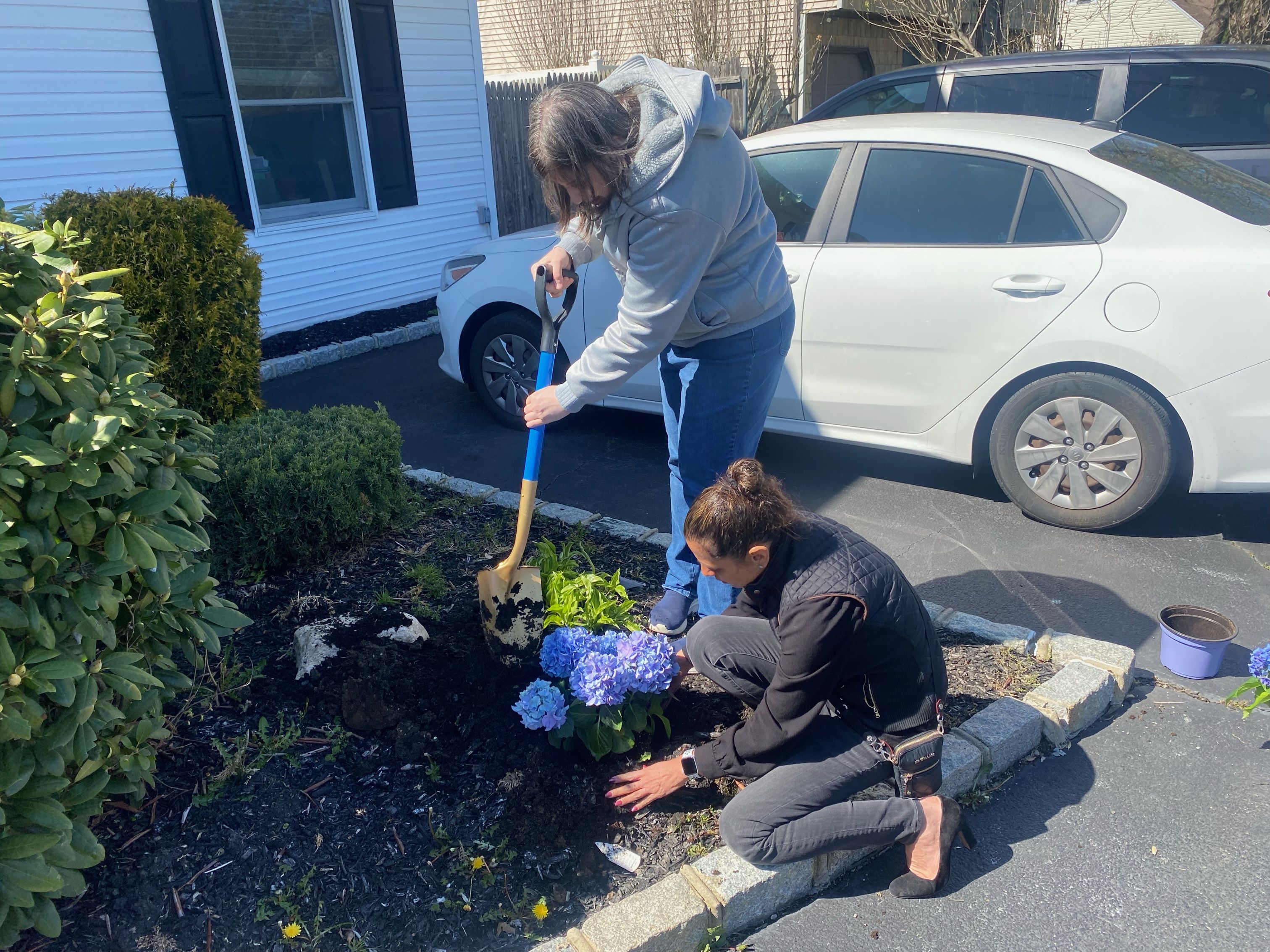 Senadora Martínez (izquierda), residentes y el personal de la casa residencial Life´s WORC mostraron sus habilidades verdes mientras embellecían el sitio con nuevas y coloridas plantaciones.