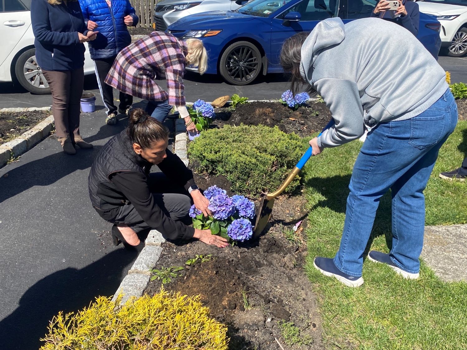 Residentes y el personal de la casa residencial Life´s WORC en Bay Shore realizan actividades de jardinería junto a la Senadora Martínez (derecha)