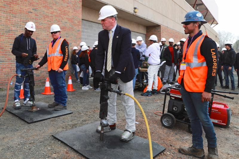 senator_murphy_hammers_home_the_importance_of_apprenticeships_for_students2.jpg