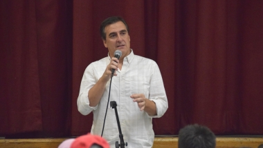 Senator Gianaris addresses 31st ave redesign workshop crowd