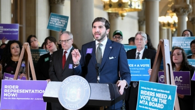 Senator Andrew Gounardes speaks at a rally in support of the Rider Representation Act.