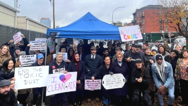 Senator Andrew Gounardes joins community members to call for the closure of the concrete recycling facility in the Columbia Street Waterfront District.