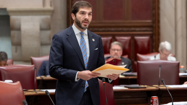 Senator Andrew Gounardes speaking in the New York State Senate.