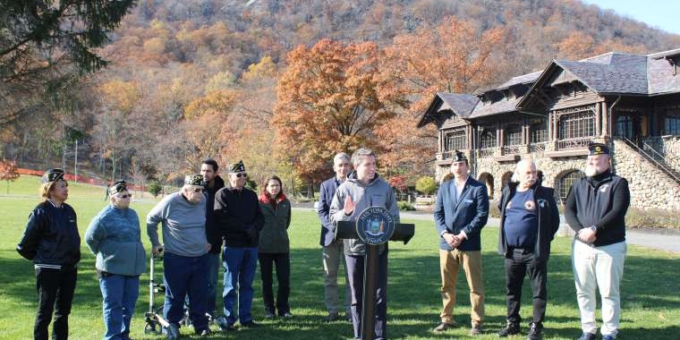 Senator Skoufis joins PIPC and local vets to announce signing of S3309