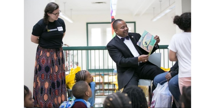 Sen. Jesse Hamilton reads to children at Brownsville Library for Brownsville Reads (Photo Credit: JJ Ignotz Photography @jjignotzphotograph)