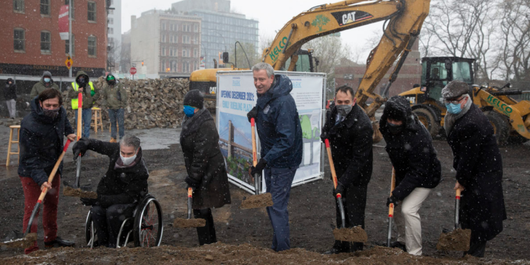 From left, Councilmember Stephen Levin, Mayor’s Office for People with Disabilities Chair Victor Calise, Deputy Mayor Vicki Been, Mayor Bill de Blasio, Brooklyn Bridge Park President Eric Landau, Kriss Roebling and State Sen. Brian Kavanagh broke ground on the project. Photo: John McCarten/Brooklyn Eagle