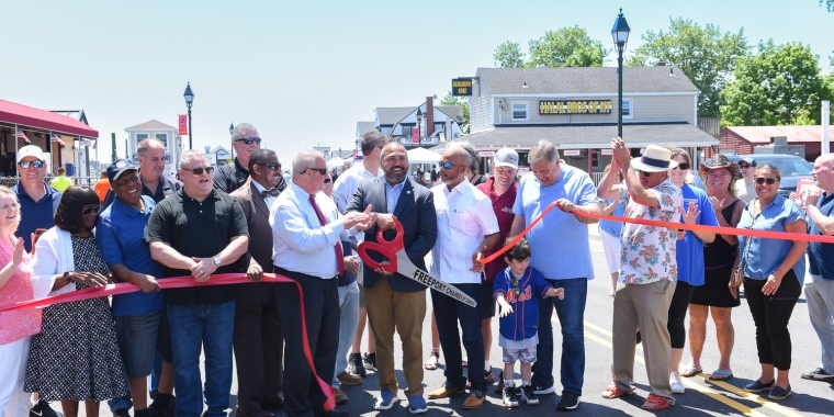 State Sen. Kevin Thomas cut the ribbon for the official kickoff to Freeport's 32nd Annual Nautical Mile Festival. Credit: LI Herald