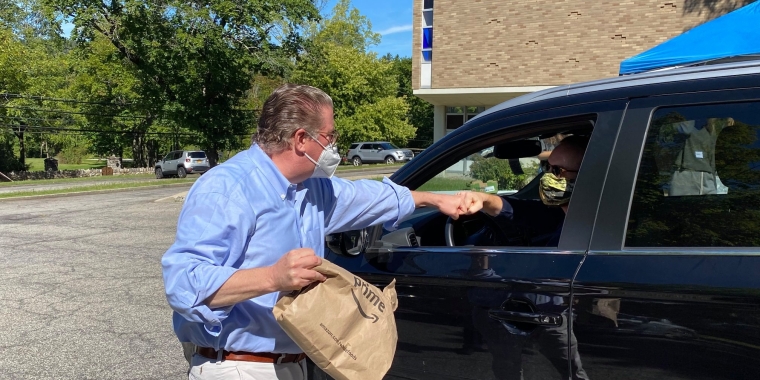 Sen. Harckham offers thanks at food drive held in Pleasantville