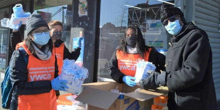 Senator James Sanders Jr. and volunteers from the YWCA hand out face masks.