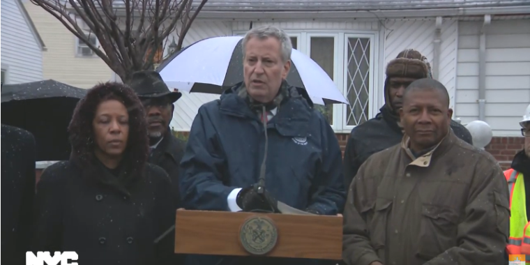 Senator Sanders joined a press conference held yesterday by Mayor de Blasio to update the community on a sewage backup emergency in Southeast Queens. The Mayor and Senator Sanders also toured some homes together and spoke to residents about the damage.