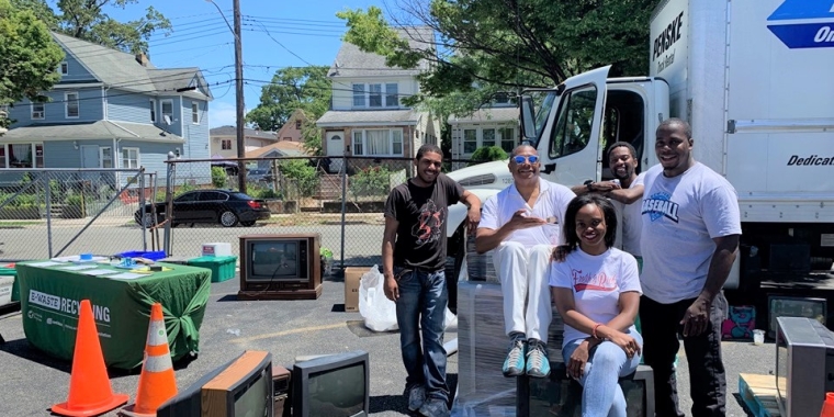 Senator Sanders joined staffers, volunteers and residents as they disposed of unwanted electronics.