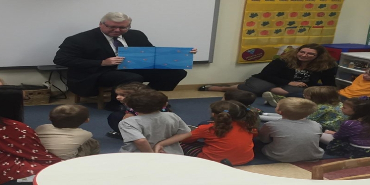 Senator O'Mara reads to students at Schuyler County Head Start.